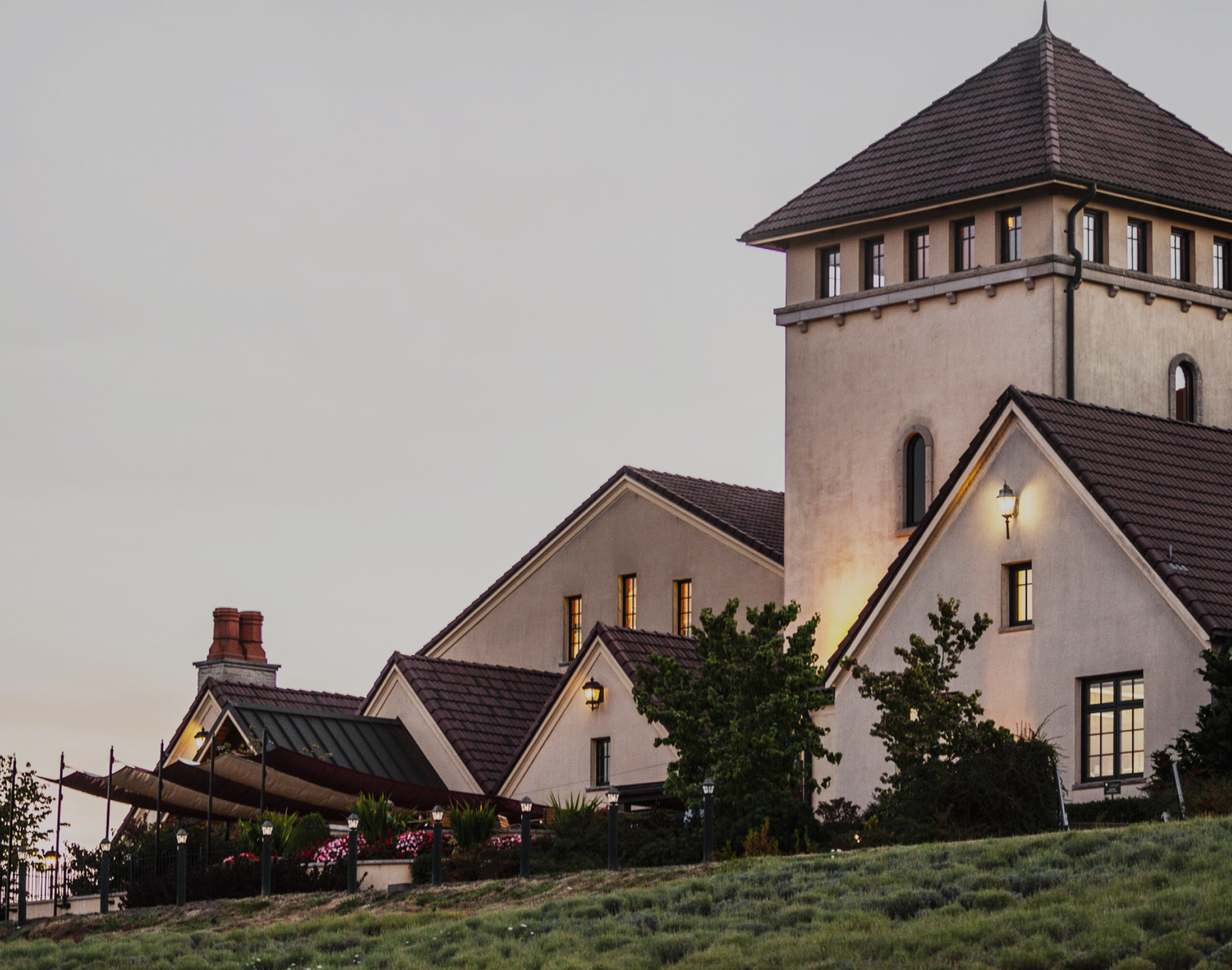 King Estate winery building and grounds